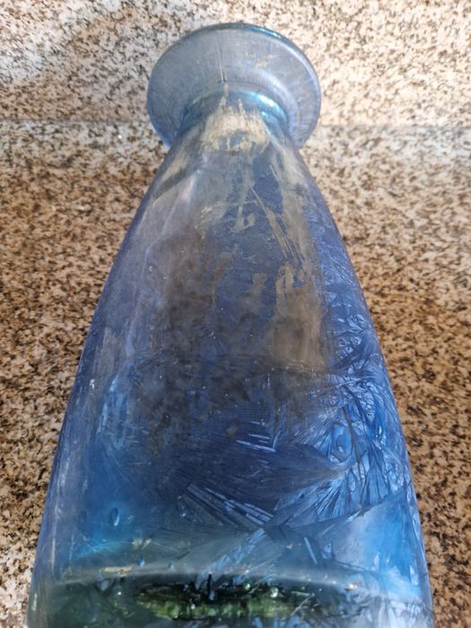 Jarra decorativa em vidro azul com acabamento artesanal