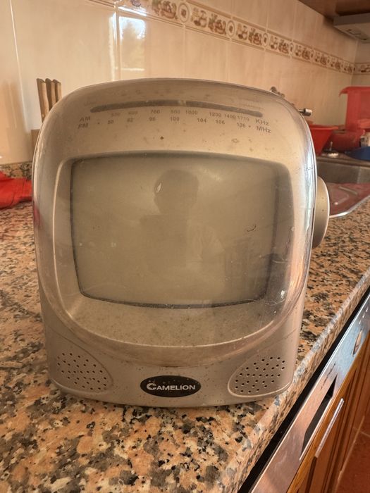 Vendo mini televisão portátil com rádio AM/FM