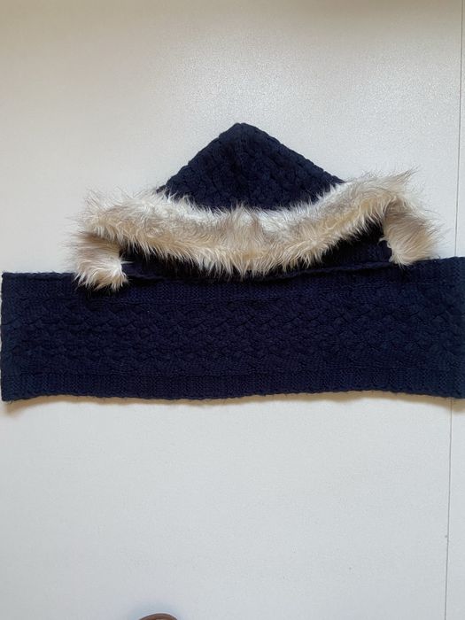 Gorro com gola em azul escuro com pele à volta do gorro