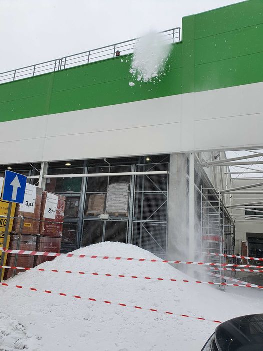 Usuwanie sopli i nawisów śnieżnych, podnośnik koszowy 24H