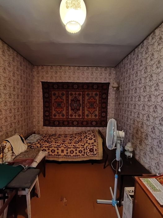 Продається невеличка трикімнатна квартира на масиві. 37500$