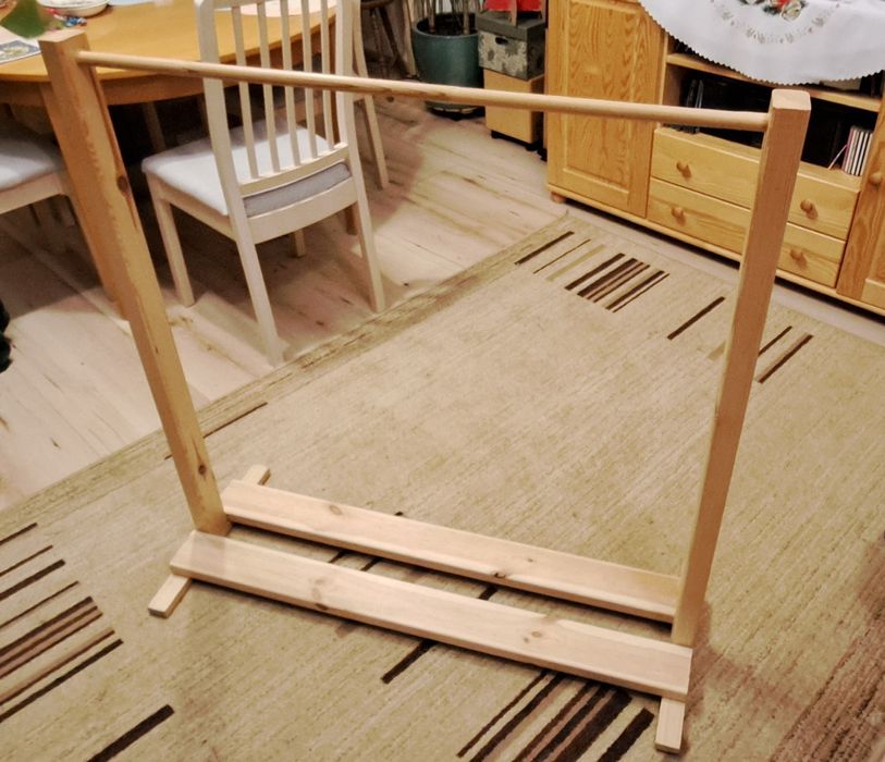 Wieszak na ubrania dla dziecka, drewniany