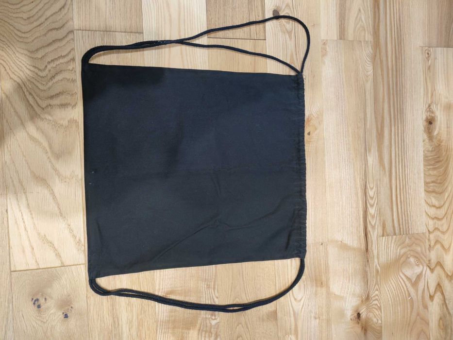 Czarny worek plecak z napisem