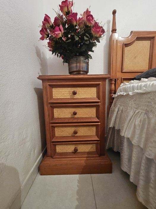 Conjunto de quarto clássico em madeira — cama, guarda fato ...