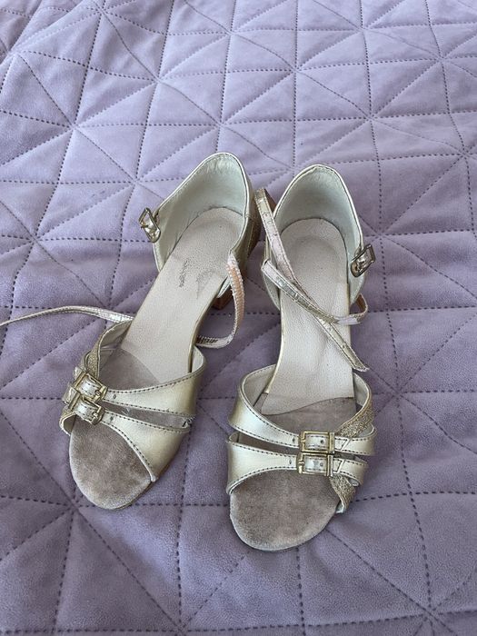 Танцювальні туфлі. Золотисті. Розмір 20