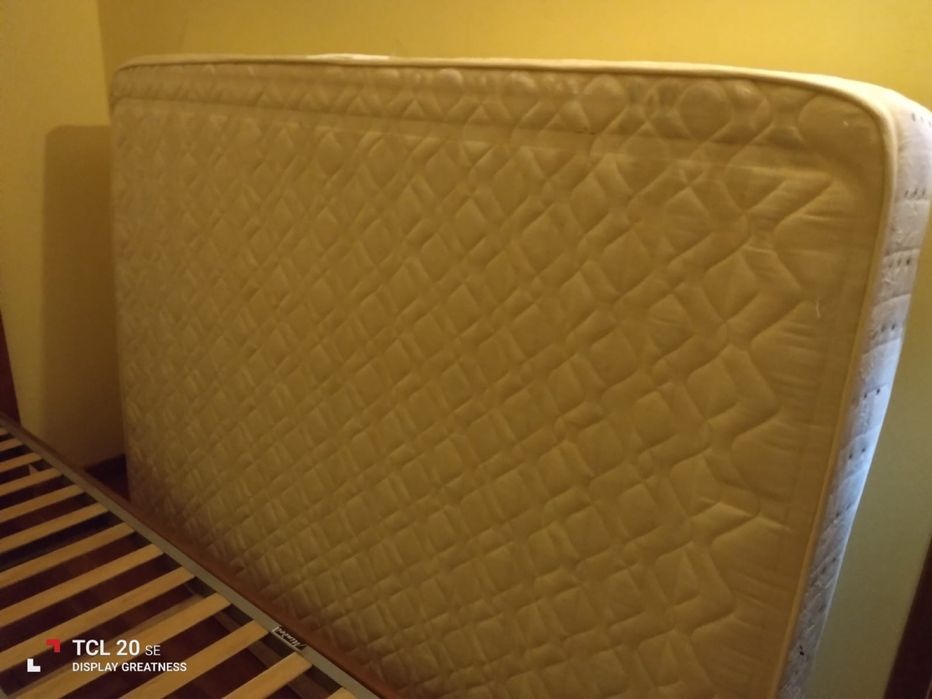 Cama de Casal de Madeira com Colchão - Ótimo Estado!