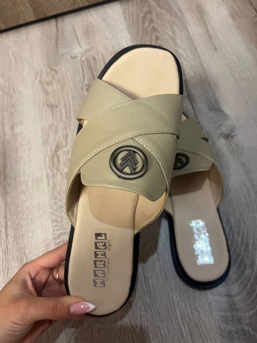 Нові шльопанці та елегантні туфлі