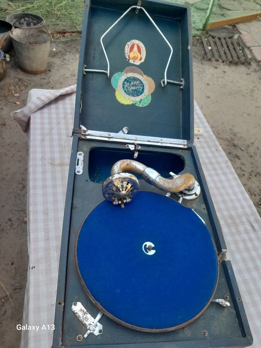 Продам патефон, в робочому стані, е запасні голки ,