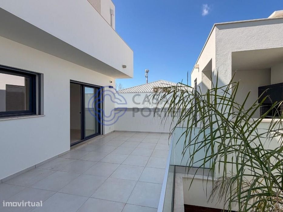 Moradia T3 com Cave, Jardim e Tecnologia Smart Home – Gambelas, Faro
