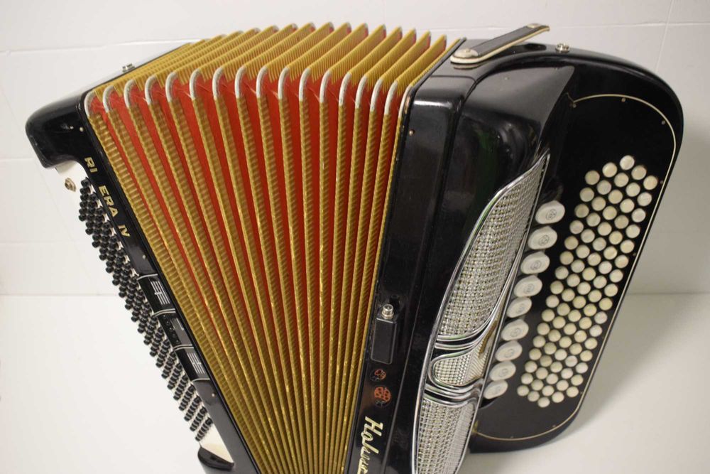 Acordeao Hohner riveira VI 4 Voz. N 246
