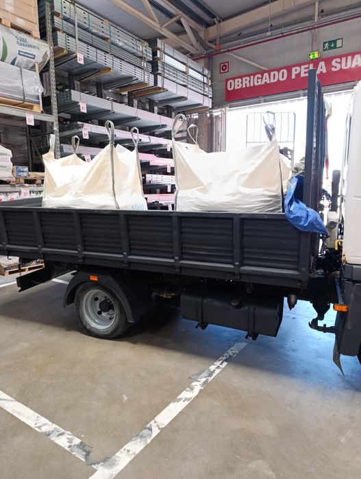 Camião entrega de materiais