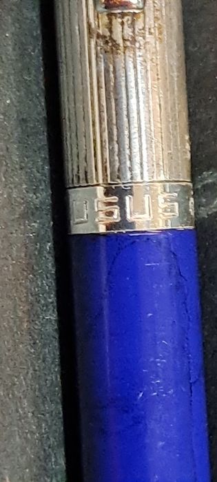 Esferográfica caneta USUS em Prata contrastada.
