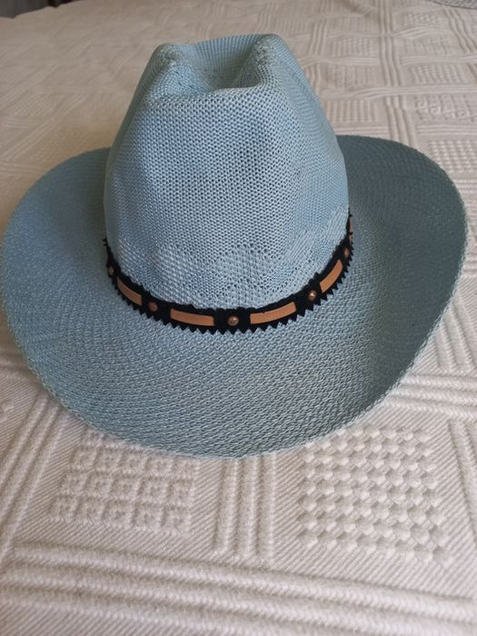 Chapéu  azul claro tipo cowboy. IMPECÁVEL