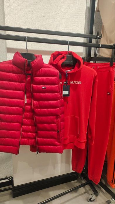 Костюм жіночий Tommy Hilfiger,з жилетом,червоного та синього кольорів