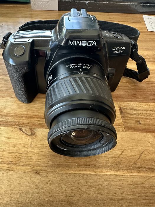 Aparat Minolta Dynax 303 si lustrzanka analogowa