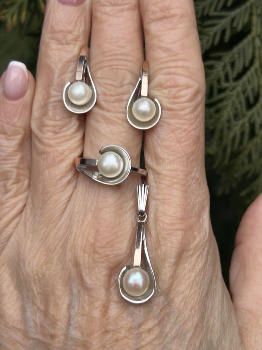 Срібний набір з золотои в перлами, сережки + каблучка + підвіска