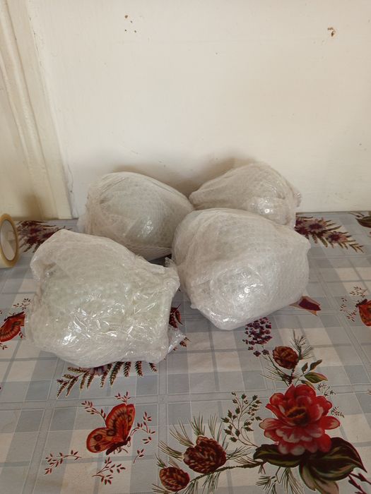 Люстра СССР,красива ,4 білих плафона ,золотиста підвіска