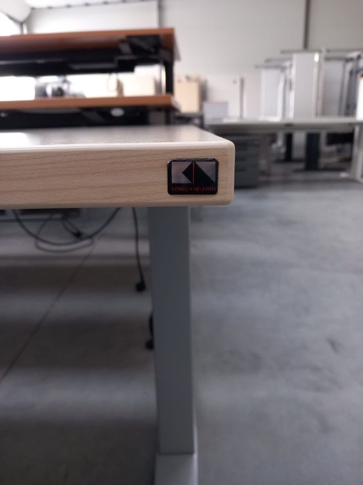 Biurko elektryczne regulowane z regulacją wysokości