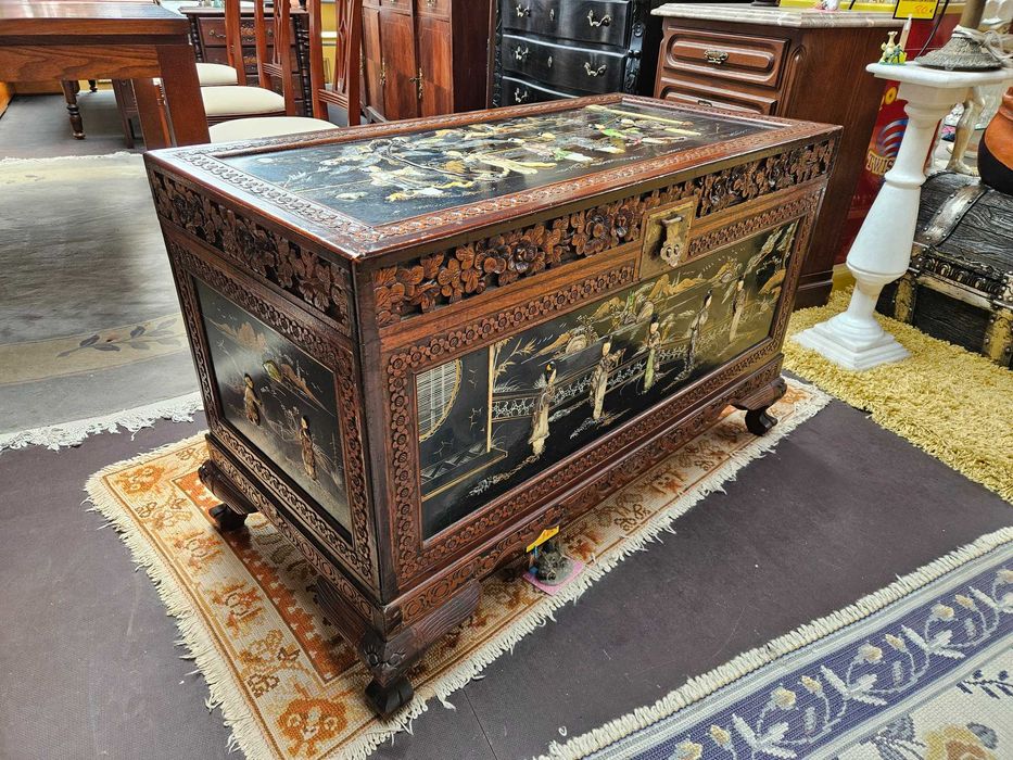 ARCA ORIENTAL EM CÂNFORA - Com ricos motivos decorativos e