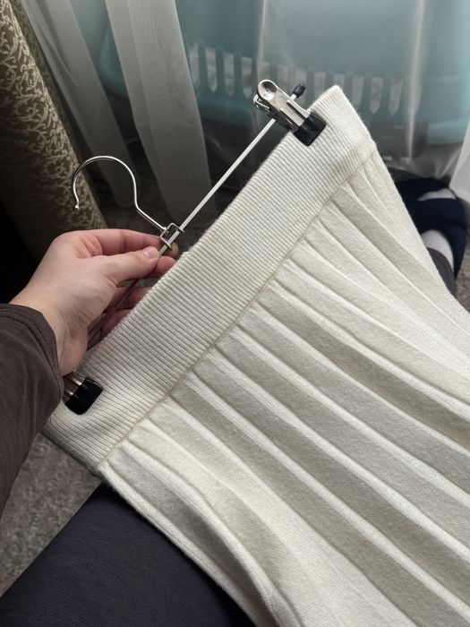 Вʼязана плісирована міді-спідниця молочного кольору