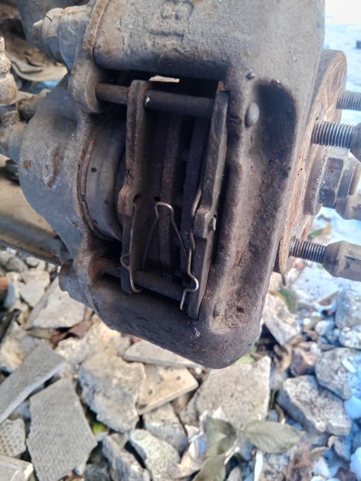 Суппорта-тормозные диски и колодки Мазда323F 1993г. Слепая