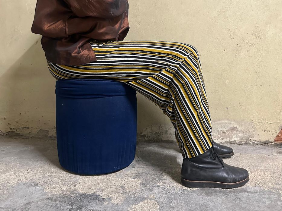 Pufe azul em tecido aveludado