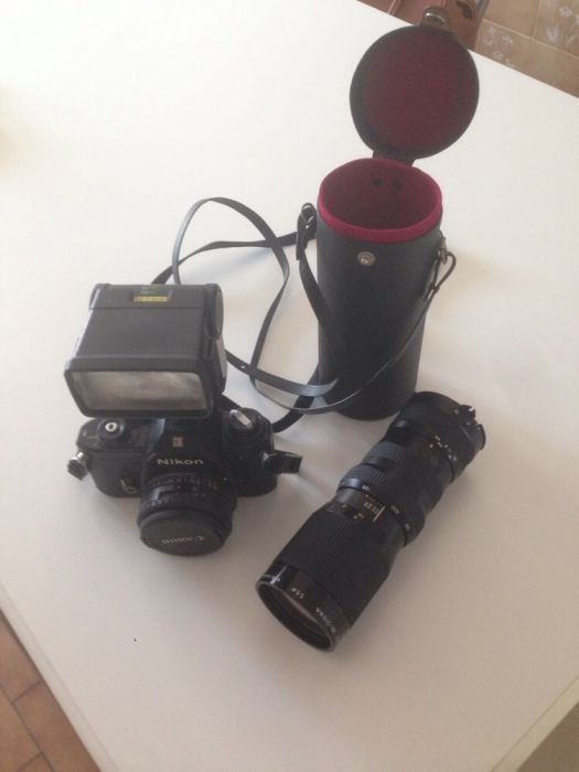 Máquina fotográfica Nikon com flash e objectiva