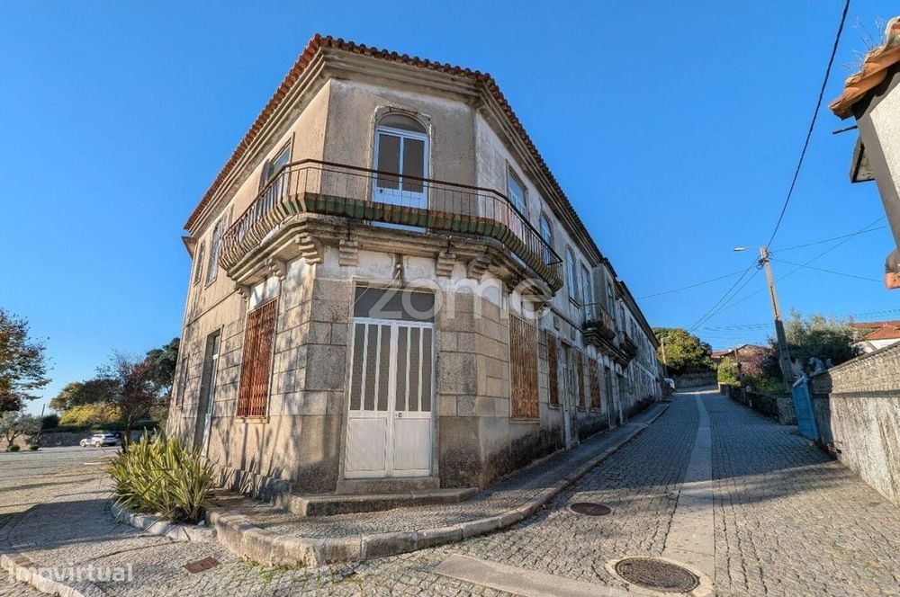 Moradia Bi-Familiar em frente à Igreja de Escariz, Arouca