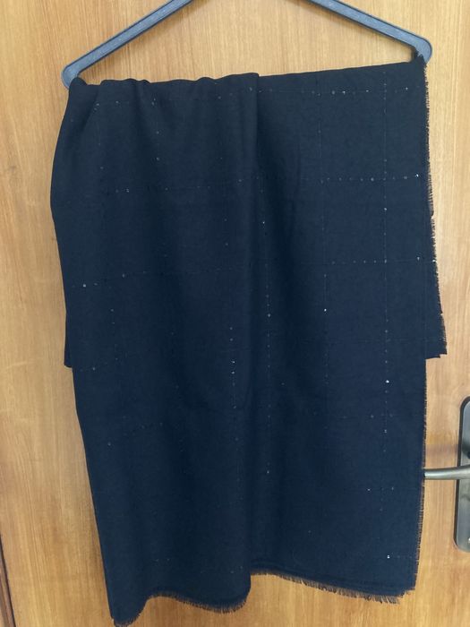 Encharpe preto com brilhantes.