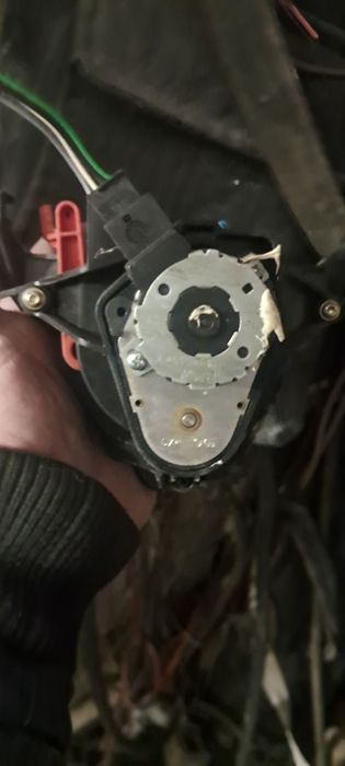 Шаговый двигатель заслонок печки Behr bmw e32 e38 e39 дорестайл