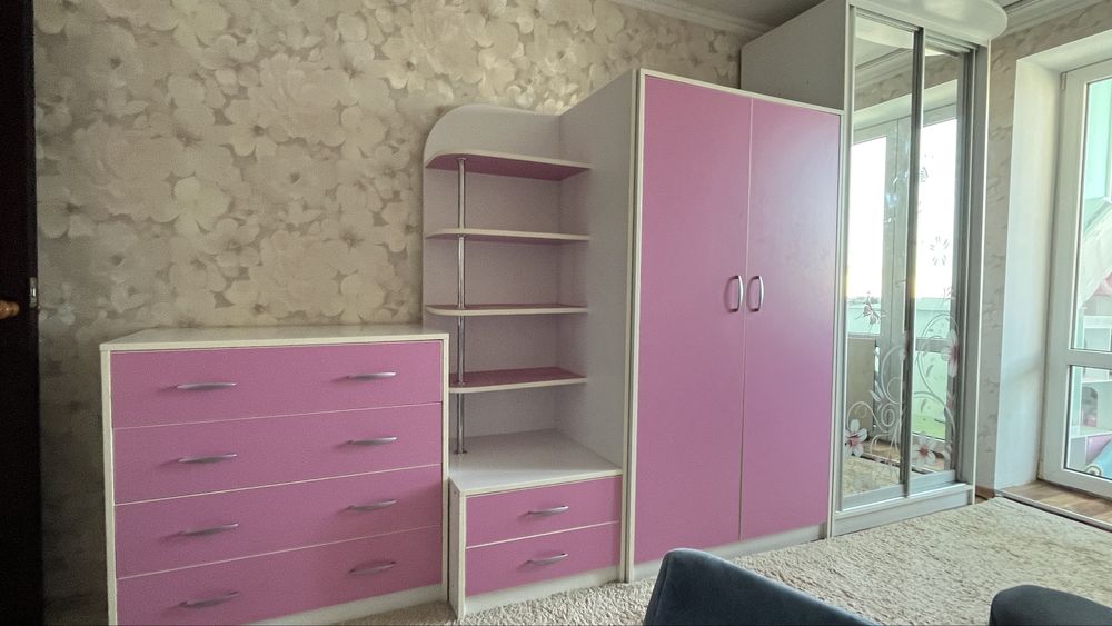 Мебель в детскую ( стол, полки, комод, шкаф вещевой, шкаф с поками )