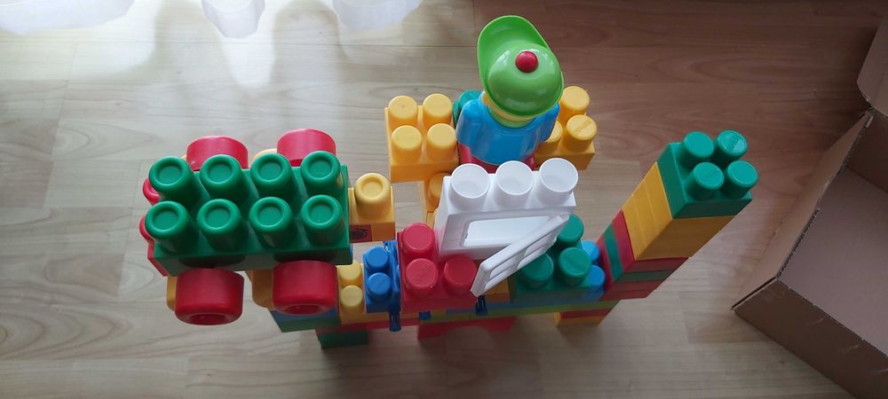 49 dużych plastikowych klocków