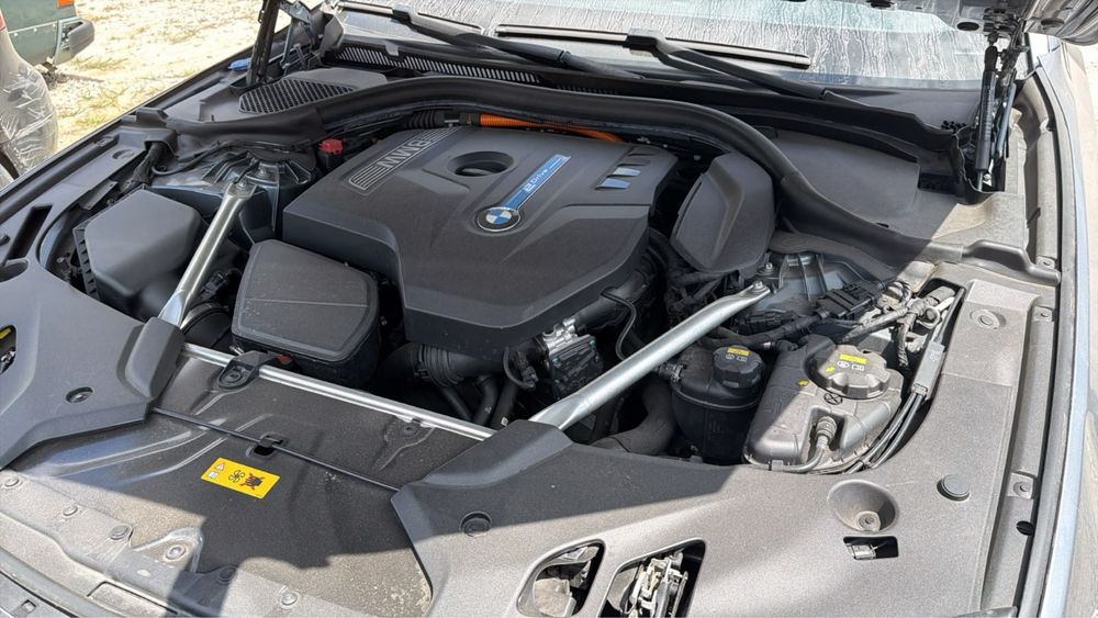 BMW 530e (acidentado)