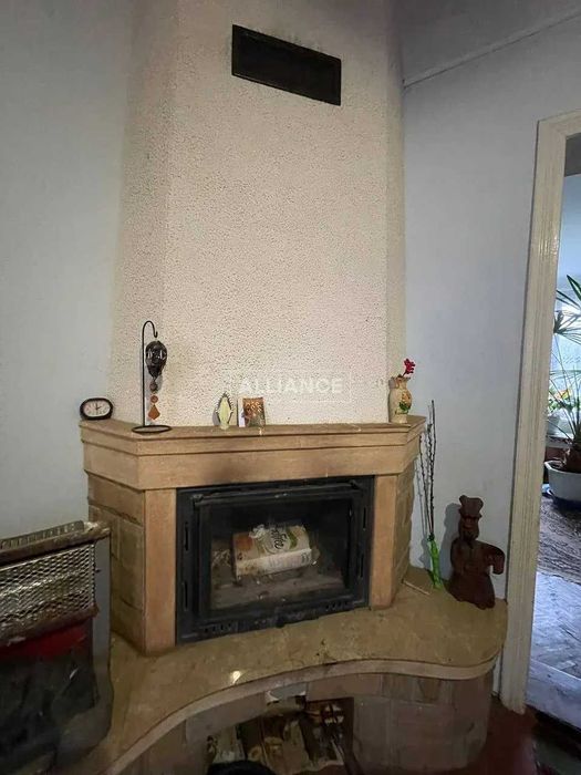 Добротний будинок з усіма комунікаціями в передмісті!