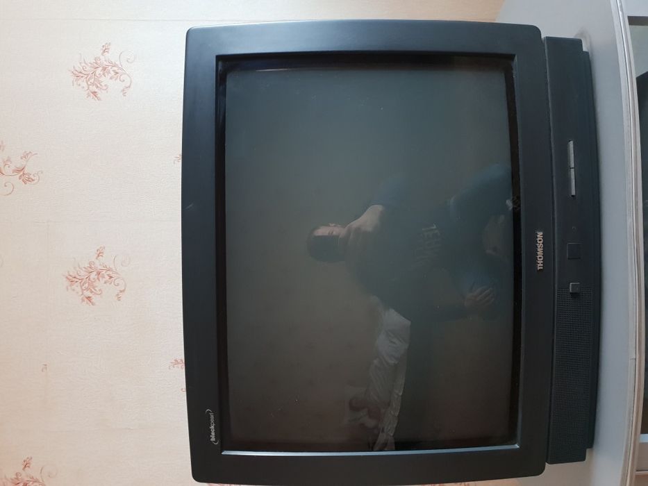 Продам телевизор Thomson, dvd плеер Pioneer и тумбочку