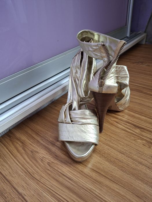 Босоніжки жіночі