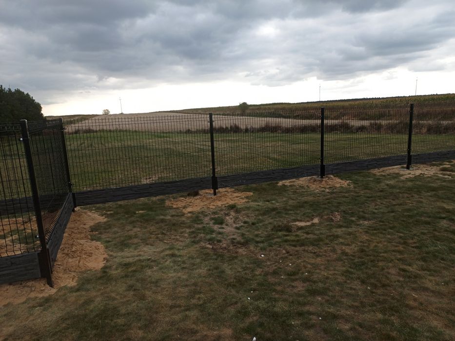 Słupki ogrodzeniowe, panele ogrodzeniowe, podmurówka betonowa