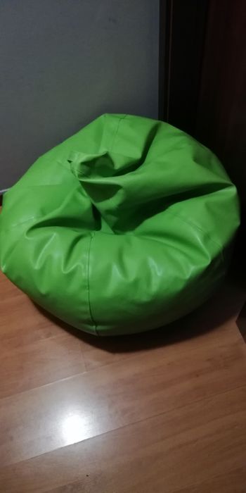 Vendo puff em pele cor verde 
Confor
