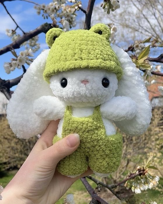 Вʼязана іграшка зайченя