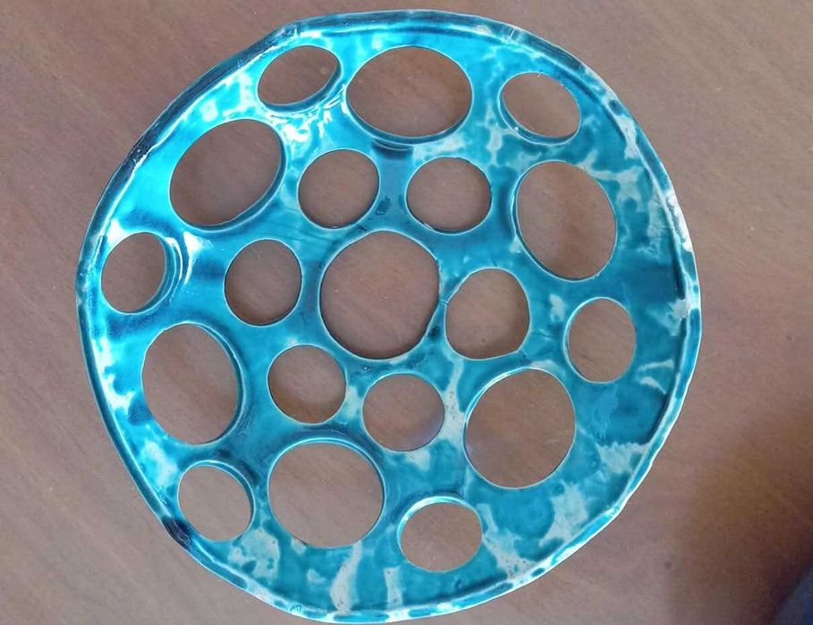 Taça decorativa, em cerâmica artesanal. Cor verde com pequenas manchas bege