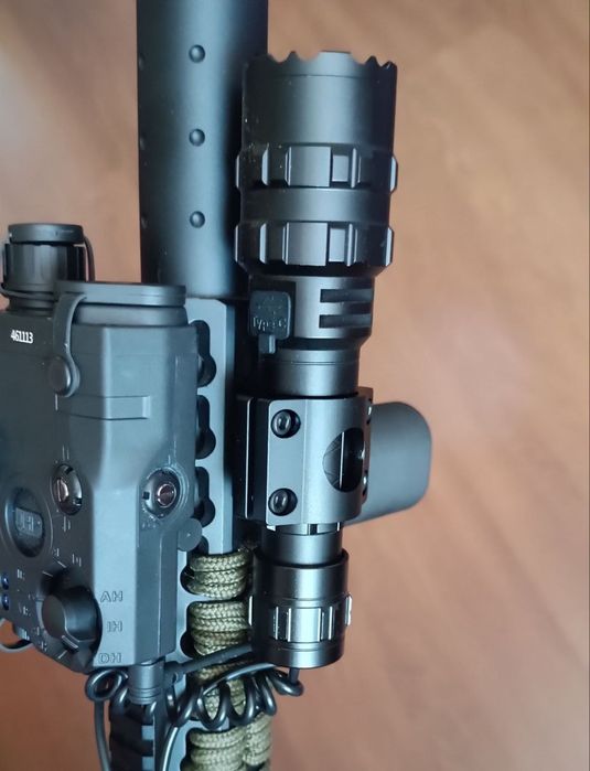 Ліхтар тактичний на зброю