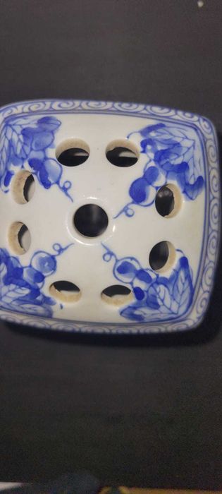Jarrinha / Suporte de Flores (Flower Frog) em Porcelana Azul e Branca