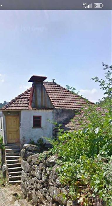 casa de 2 pisos com 80m2 cada e jardim de 30m2