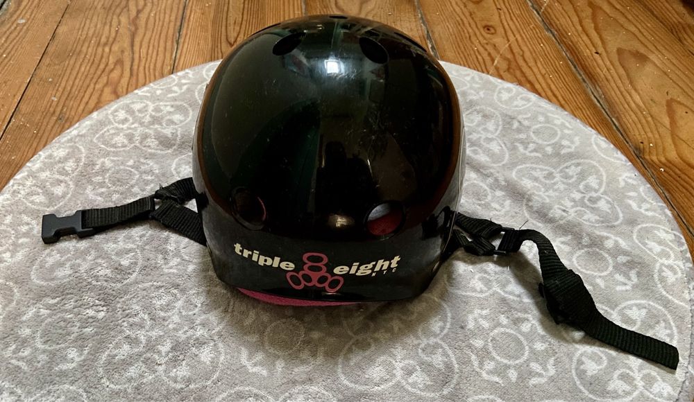 Capacete triple eight