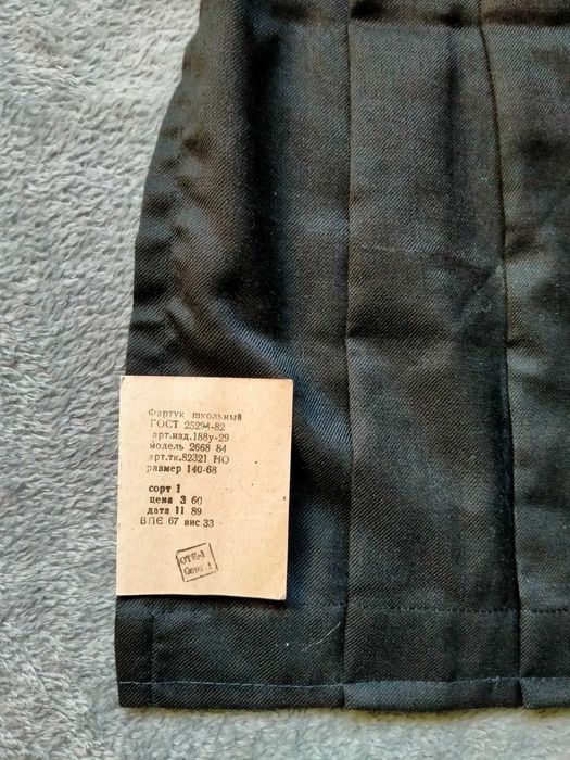 Фартук школьный черного цвета.