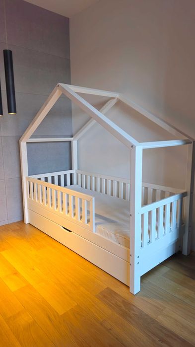 Łóżko domek białe