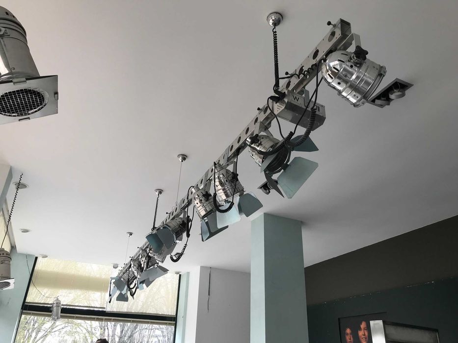 Projetores decorativos em calha suspensa