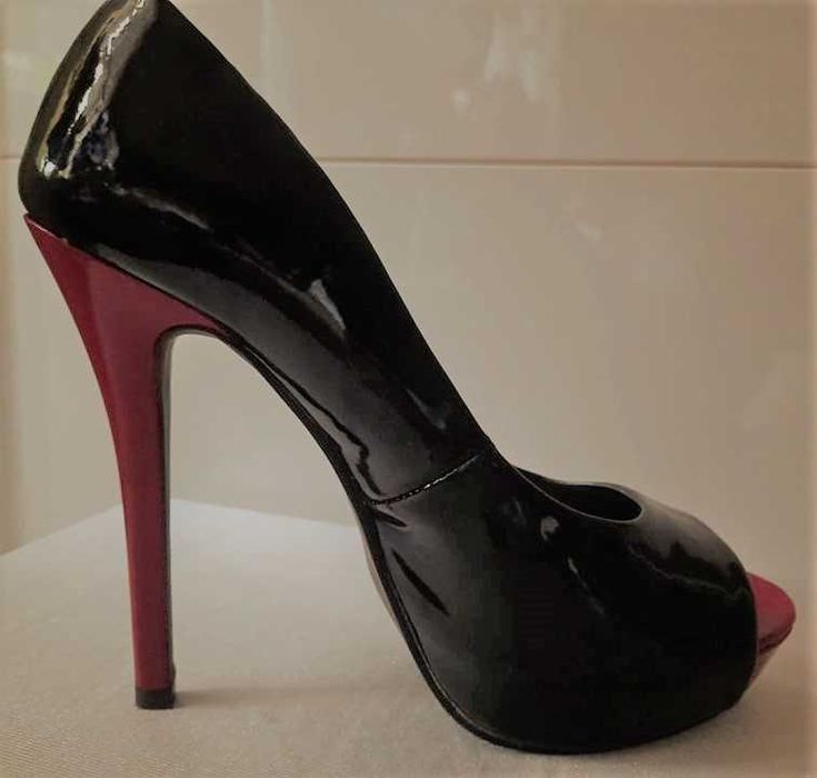 lakierowane czarne szpilki czerwony obcas rozm. 38