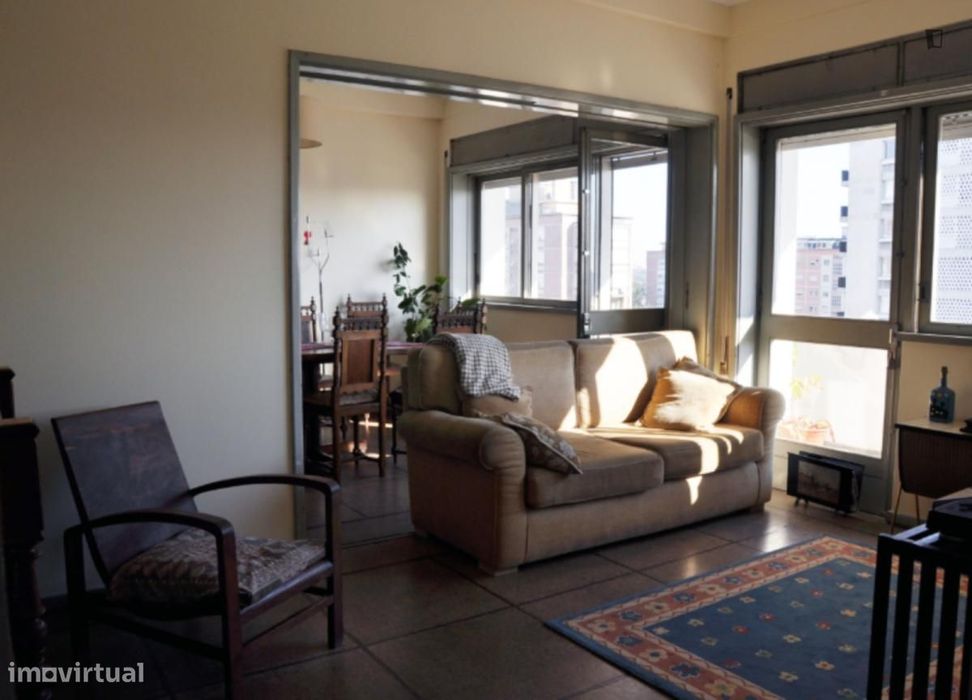 Quarto - localizado em Roma-Areeiro Lisbon