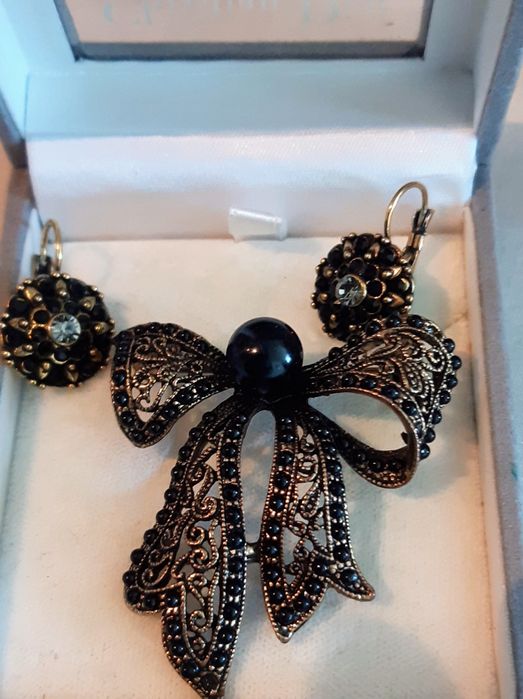 Conjunto de pregadeira e brincos da Casa Batalha. Oferta de brincos.